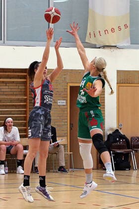 12 02 2021, xovx, Basketball Women, DBBL, 1 Bundesliga, BC Pharmaserv Marburg TSV 1880 Wasserburg v l Margearet Mulligan TSV 1880 Wasserburg , Marie Bertholdt BC Pharmaserv Marburg Marburg Sporthalle Georg Gaßmann Stadion Hessen Deutschland DE