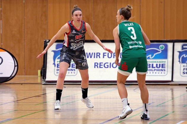 12 02 2021, xovx, Basketball Women, DBBL, 1 Bundesliga, BC Pharmaserv Marburg TSV 1880 Wasserburg v l Elisa Hebecker TSV 1880 Wasserburg , Alexandra Wilke BC Pharmaserv Marburg Marburg Sporthalle Georg Gaßmann Stadion Hessen Deutschland DE