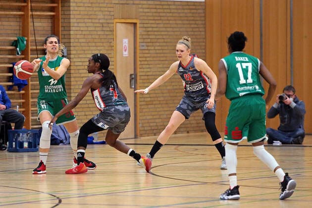 12 02 2021, xovx, Basketball Women, DBBL, 1 Bundesliga, BC Pharmaserv Marburg TSV 1880 Wasserburg v l Theresa Simon BC Pharmaserv Marburg , Morgan Pullins TSV 1880 Wasserburg , Laura Hebecker TSV 1880 Wasserburg , Tonisha Baker BC Pharmaserv Marburg Marburg Sporthalle Georg Gaßmann Stadion Hessen Germany DE
