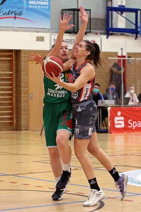 12 02 2021, xovx, Basketball Women, DBBL, 1 Bundesliga, BC Pharmaserv Marburg TSV 1880 Wasserburg v l Johanna Klug BC Pharmaserv Marburg , Margearet Mulligan TSV 1880 Wasserburg Marburg Sporthalle Georg Gaßmann Stadion Hessen Deutschland DE