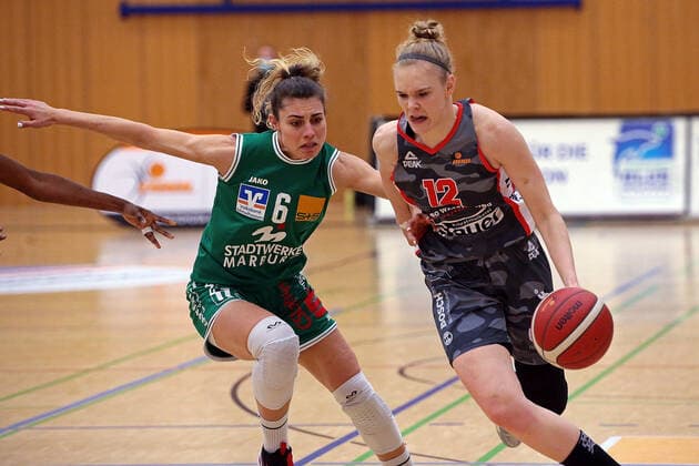 12 02 2021, xovx, Basketball Women, DBBL, 1 Bundesliga, BC Pharmaserv Marburg TSV 1880 Wasserburg v l Theresa Simon BC Pharmaserv Marburg , Laura Hebecker TSV 1880 Wasserburg Marburg Sporthalle Georg Gaßmann Stadion Hessen Germany DE