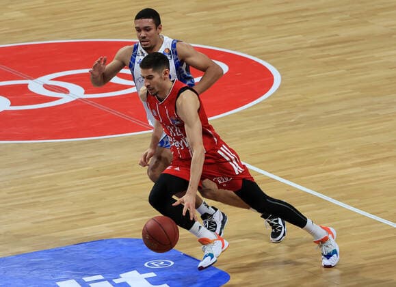 12 02 2021, BBL, FC Bayern Basketball vs Fraport Skyliners, Audi Dome Muenchen Basketball, sports, in the picture Lenn Schoormann Fraport Skyliners vs Diego Flaccadori FCB Basketball