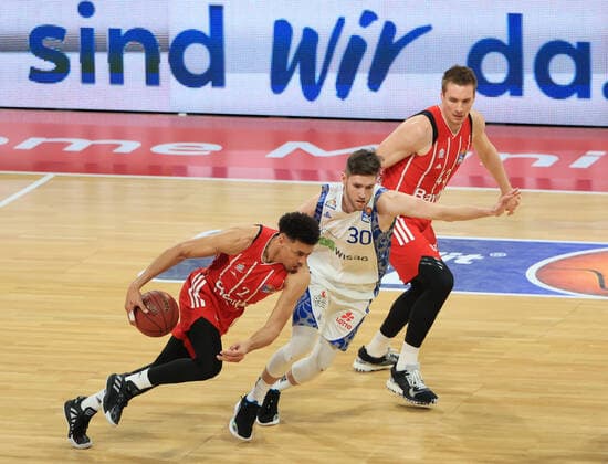 12 02 2021, BBL, FC Bayern Basketball vs Fraport Skyliners, Audi Dome Muenchen Basketball, sports, in the picture Wade Baldwin FCB Basketball , Jon Gudmundsson Fraport Skyliners and Leon Radosevic FCB Basketball