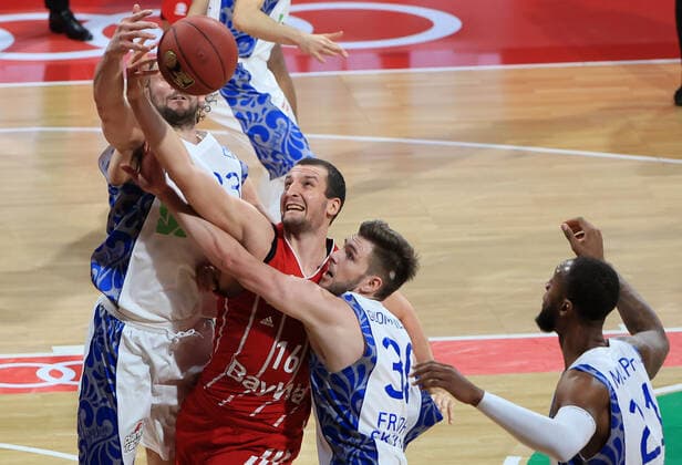 12 02 2021, BBL, FC Bayern Basketball vs Fraport Skyliners, Audi Dome Muenchen Basketball, sports, in picture Marco Voller Fraport Skyliners , Paul Zipser FCB Basketball , Jon Gudmundsson Fraport Skyliners and Kamari Murphy Fraport Skyliners