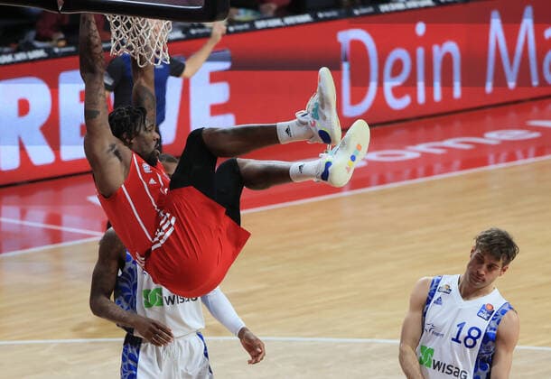 12 02 2021, BBL, FC Bayern Basketball vs Fraport Skyliners, Audi Dome Muenchen Basketball, sports, pictured Jalen Reynolds FCB Basketball at the basket vs Kamari Murphy Fraport Skyliners and Joe Rahon Fraport Skyliners.