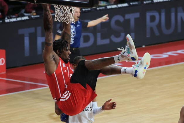 12 02 2021, BBL, FC Bayern Basketball vs Fraport Skyliners, Audi Dome Muenchen Basketball, sports, pictured Jalen Reynolds FCB Basketball at the basket vs Kamari Murphy Fraport Skyliners and Joe Rahon Fraport Skyliners.
