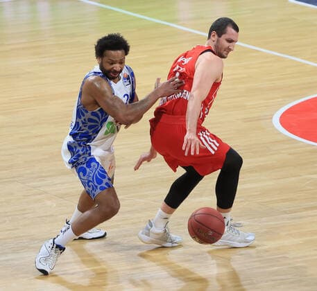 12 02 2021, BBL, FC Bayern Basketball vs Fraport Skyliners, Audi Dome Muenchen Basketball, sports, in the picture Quantez Robertson Fraport Skyliners vs Paul Zipser FCB Basketball