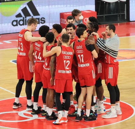 12 02 2021, BBL, FC Bayern Basketball vs Fraport Skyliners, Audi Dome Muenchen Basketball, sports, in picture FCBB squad back winner vs Skyliners
