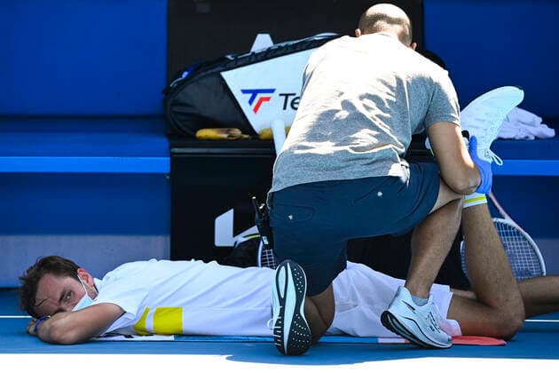 TENNIS AUSTRALIAN OPEN, Daniil Medvedev of Russia receives medical attention during his third Round Men s singles match against Filip Krajinovic of Serbia on Day 6 of the Australian Open at Melbourne Park in Melbourne, Saturday, February 13, 2021. ( NO ARCHIVING, EDITORIAL USE ONLY, NO USE IN BOOKS WITHOUT CONSENT MELBOURNE VIC AUSTRALIA  Copyright: xDEANxLEWINSx 20210213001520256118