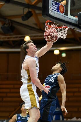 Lukas Meisner Basketball Loewen Braunschweig at the basket against Jeremy Jones HAKRO Merlins Crailsheim , GER, HAKRO Merlins Crailsheim vs Basketball Loewen Braunschweig, 12 02 2021, 18 Spieltag easycredit Basketball Bundesliga, Spielzeit 2020 2021 GER, HAKRO Merlins Crailsheim vs Basketball Loewen Braunschweig, 12 02 2021, 18 Spieltag easycredit Basketball Bundesliga, Spielzeit 2020 2021 Crailsheim Copyright: xEibnerxPressefoto MichaelxMemmlerx EP_MMR