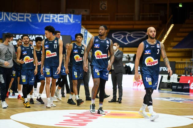 Haywood Highsmith HAKRO Merlins Crailsheim and Maurice Stuckey HAKRO Merlins Crailsheim are happy with the win, GER, HAKRO Merlins Crailsheim vs Basketball Loewen Braunschweig, 12 02 2021, 18 Spieltag easycredit Basketball Bundesliga, Spielzeit 2020 2021 GER, HAKRO Merlins Crailsheim vs Basketball Loewen Braunschweig, 12 02 2021, 18 Spieltag easycredit Basketball Bundesliga, Spielzeit 2020 2021 Crailsheim Copyright: xEibnerxPressefoto MichaelxMemmlerx EP_MMR