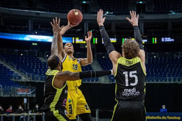 Basketball Berlin12 02 2021 Season 2020 2021 BBL 1 Bundesliga easyCredit BBL Alba Berlin medi Bayreuth Louis Olinde Alba Berlin, No 19 Matthew Tiby Bayreuth, No 15 Derek Pardon Bayreuth, No 00
