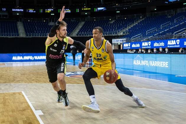 Basketball Berlin12 02 2021 Season 2020 2021 BBL 1 Bundesliga easyCredit BBL Alba Berlin medi Bayreuth Louis Olinde Alba Berlin, No 19 Matthew Tiby Bayreuth, No 15