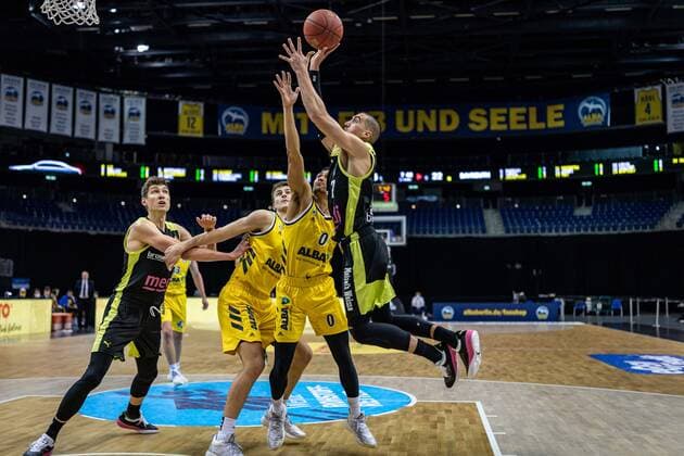 Basketball Berlin12 02 2021 Season 2020 2021 BBL 1 Bundesliga easyCredit BBL Alba Berlin medi Bayreuth Philipp Jalalpoor Bayreuth, No 07 Maodo Lo Alba Berlin, No 00