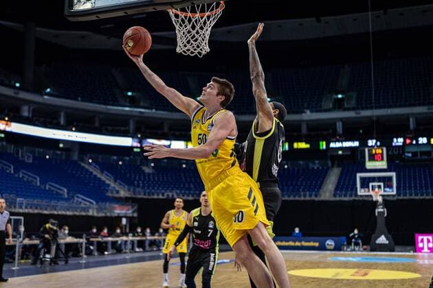 Basketball Berlin12 02 2021 Season 2020 2021 BBL 1 Bundesliga easyCredit BBL Alba Berlin medi Bayreuth Ben Lammers Alba Berlin, No 50 Derek Pardon Bayreuth, No 00
