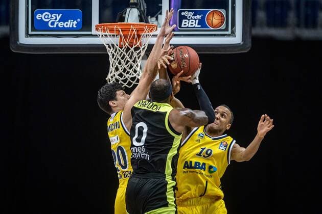 Basketball Berlin12 02 2021 Season 2020 2021 BBL 1 Bundesliga easyCredit BBL Alba Berlin medi Bayreuth Derek Pardon Bayreuth, No 00 Louis Olinde Alba Berlin, No 19 Simone Fontecchio Alba Berlin, No 20