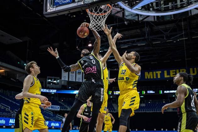 Basketball Berlin12 02 2021 Season 2020 2021 BBL 1 Bundesliga easyCredit BBL Alba Berlin medi Bayreuth Derek Pardon Bayreuth, No 00 Johannes Thiemann Alba Berlin, No 32