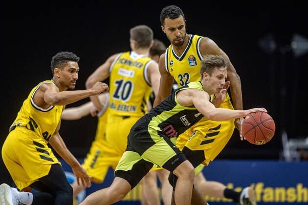 Basketball Berlin12 02 2021 Season 2020 2021 BBL 1 Bundesliga easyCredit BBL Alba Berlin medi Bayreuth Nico Wenzl Bayreuth, No 02 Johannes Thiemann Alba Berlin, No 32