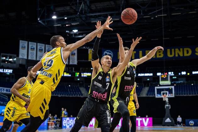Basketball Berlin12 02 2021 Season 2020 2021 BBL 1 Bundesliga easyCredit BBL Alba Berlin medi Bayreuth Louis Olinde Alba Berlin, No 19 li Philipp Jalalpoor Bayreuth, No 07 Andreas Seiferth Bayreuth, No 11