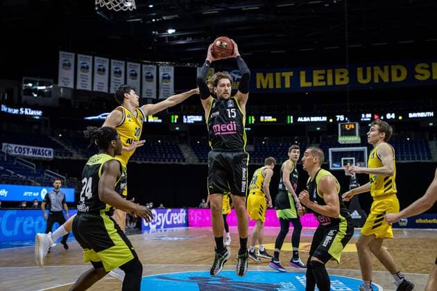 Basketball Berlin12 02 2021 Season 2020 2021 BBL 1 Bundesliga easyCredit BBL Alba Berlin medi Bayreuth Matthew Tiby Bayreuth, No 15 Simone Fontecchio Alba Berlin, No 20 li