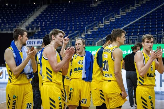 Basketball Berlin12 02 2021 season 2020 2021 BBL 1 Bundesliga easyCredit BBL Alba Berlin medi Bayreuth cheers Alba Luke Sikma Alba Berlin, No 43 mi