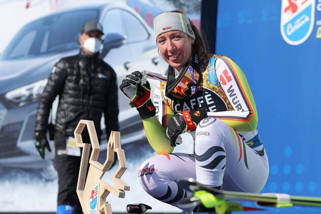 Bilder des Jahres 2021, Sport 02 Februar Sport Themen der Woche KW06 Sport Bilder des Tages ALPINE SKIING - FIS World Ski Championships Cortina D Ampezzo CORTINA D AMPEZZO,ITALY,13.FEB.21 - ALPINE SKIING - FIS Alpine World Ski Championships, downhill, ladies, award ceremony. Image shows the rejoicing of Kira Weidle (GER). keywords: trophy. GEPAxpictures xThomasxBachun