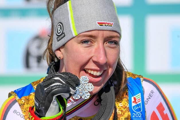 13.02.2021, Cortina, ITA, FIS Weltmeisterschaften Ski Alpin, Abfahrt, Damen, Siegerehrung, im Bild Kira Weidle (GER) Silber Medaillie Kira Weidle of Germany siver Medal during the winner cermony for the womens Downhill Race of FIS Alpine Ski World Championships 2021 in Cortina, Italy on 2021 02 13. Spiess **** ONLY GER;FRA;ITA;ESP;SUISSE;GBR **** Cortina *** 13 02 2021, Cortina, ITA, FIS Alpine World Ski Championships, Downhill, Women, Award Ceremony, in picture Kira Weidle GER Silver Medal Kira Weidle of Germany siver Medal during the winner cermony for the womens Downhill Race of FIS Alpine Ski World Championships 2021 in Cortina, Italy on 2021 02 13 Spiess ONLY GER FRA ITA ESP SUISSE GBR Cortina  EP_spi  