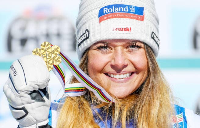 Bilder des Jahres 2021, Sport 02 Februar Sport Themen der Woche KW06 Sport Bilder des Tages FIS Weltmeisterschaft, Ski Alpin, Cortina,Abfahrt, Damen Corinne Suter (SUI) Gold Medaillie und Weltmeisterin Cortina Beluno Italien *** FIS World Championship, Alpine Skiing, Cortina,Downhill, Women Corinne Suter SUI Gold Medal and World Champion Cortina Beluno Italy
