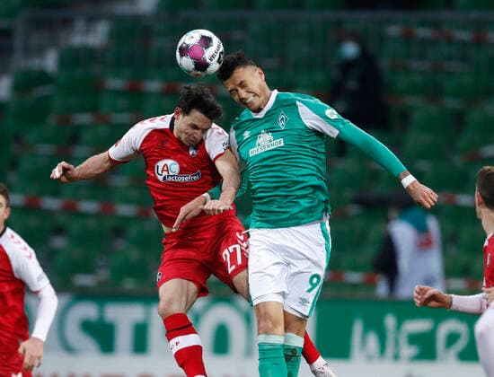 13 02 2021, wohninvest WESERSTADION, Bremen, Ligaspiel, 1 Bundesliga, SV Werder Bremen vs SC Freiburg, in picture Nicolas Hoefler 27, Freiburg in header duel with Davie Selke 9, Bremen DFL regulations prohibit any use of photographs as image sequences and or quasi video SV Werder Bremen vs SC Freiburg