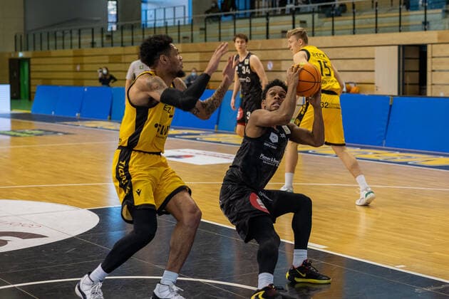 Troy Simons Tigers Tübingen, 23 Tra Holder Nürnberg Falcons, 0 ¨¨¨Tigers Tübingen vs Nürnberg Falcons, 2 Basketball, Bundesliga, Pro A, Barmer 2 Basketball, Spieltag 21, Spielzeit 2020 2021, 13 02 2021, ¨¨ Tigers Tübingen Nürnberg Falcons, Basketball, 2 Bundesliga, Barmer 2 Basketball, Spieltag 21, Spielzeit 2020 2021, 13 02 2021 Rottenburg am Neckar. Copyright: xNinaxSander xEibnerxPressefotoxIx EP_NSR