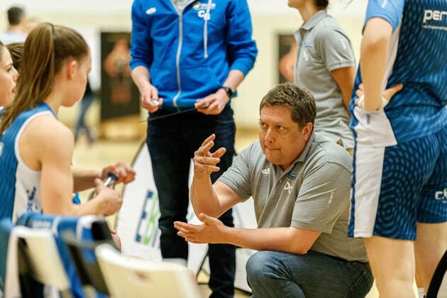 Hannover, Germany 13 February 2021 1 BBL Womens 2020 2021 TK Hannover vs SNP BasCats USC Heidelberg coach Dennis Czygan Heidelberg addressing his team Sporthalle Birkenstraße Lower Saxony. Copyright: xFotostandx xxMattheyx