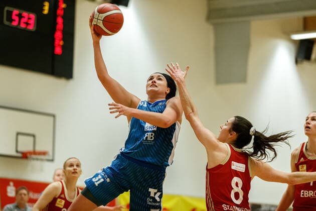 Hannover, Germany 13 February 2021 1 BBL Women 2020 2021 TK Hannover vs SNP BasCats USC Heidelberg v li in duel Fallyn Dee Freije Heidelberg and Tessa Stammberger Hannover Sporthalle Birkenstraße Niedersachsen Copyright: xFotostandx xxMattheyx