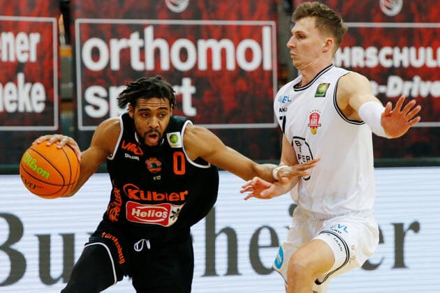 Leverkusen, Germany 13 February 2021 2 BBL Pro A 2020 2021 Bayer Giants Leverkusen vs Wiha Panthers Schwenningen v li in duel Courtney Stockard Wiha Panthers and Garrit Dressler Bayer Giants Leverkusen Ostermann Arena Nordrhein Westfalen Copyright: xFotostandx xvanxderxVeldenx