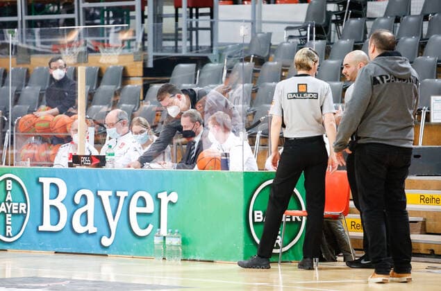 Brief confusion due to a players pass Bayer Giants Leverkusen vs wiha Panthers Schwenningen, Mens, Basketball, 2 Liga, 21 Spieltag, ProA, 2020 2021, 13 02 2021 Bayer Giants Leverkusen vs wiha Panthers Schwenningen, Mens, Basketball, 2 Liga, 22 Spieltag, 2020 2021, ProA, 13 02 2021 Leverkusen Copyright: xJulianxMeusel Eibner-Pressefotox EP_JML