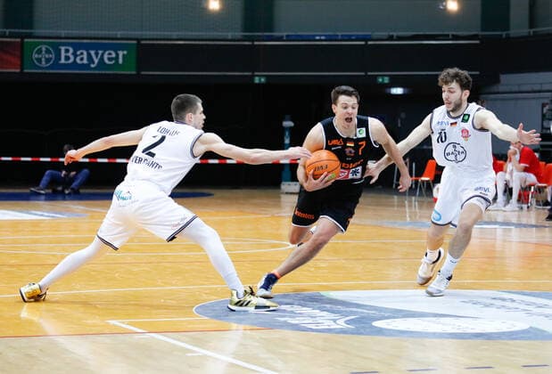 Grant Teichmann wiha Panthers Schwenningen, 07 one-on-one with Haris Hujic Bayer Giants Leverkusen, 10 and Wyatt Lohaus Bayer Giants Leverkusen, 02 Bayer Giants Leverkusen vs wiha Panthers Schwenningen, Men, Basketball, 2 Liga, 21 Spieltag, ProA, 2020 2021, 13 02 2021 Bayer Giants Leverkusen vs wiha Panthers Schwenningen, Men, Basketball, 2 Liga, 22 Spieltag, 2020 2021, ProA, 13 02 2021 Leverkusen Copyright: xJulianxMeusel Eibner-Pressefotox EP_JML