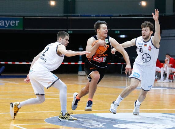 Grant Teichmann wiha Panthers Schwenningen, 07 one-on-one with Haris Hujic Bayer Giants Leverkusen, 10 and Wyatt Lohaus Bayer Giants Leverkusen, 02 Bayer Giants Leverkusen vs wiha Panthers Schwenningen, Men, Basketball, 2 Liga, 21 Spieltag, ProA, 2020 2021, 13 02 2021 Bayer Giants Leverkusen vs wiha Panthers Schwenningen, Men, Basketball, 2 Liga, 22 Spieltag, 2020 2021, ProA, 13 02 2021 Leverkusen Copyright: xJulianxMeusel Eibner-Pressefotox EP_JML