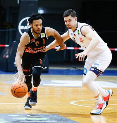 Nate Britt wiha Panthers Schwenningen, 01 in duel with Luca Kahl Bayer Giants Leverkusen, 15 Bayer Giants Leverkusen vs wiha Panthers Schwenningen, Men, Basketball, 2 League, 21 Matchday, ProA, 2020 2021, 13 02 2021 Bayer Giants Leverkusen vs wiha Panthers Schwenningen, Men, Basketball, 2 League, 22 Matchday, 2020 2021, ProA, 13 02 2021 Leverkusen Copyright: xJulianxMeusel Eibner-Pressefotox EP_JML