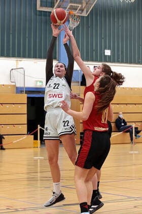 13 02 2021, xovx, Basketball Women, DBBL, 2 Bundesliga Nord, Bender Baskets Grünberg RheinLand Lions v l Paula Kohl Bender Baskets Gruenberg , Rowena Jongeling Rheinland Lions , Alexa Hans Rheinland Lions Grünberg Sporthalle Theo Koch Schule Hessen Deutschland DE