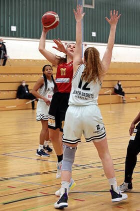 13 02 2021, xovx, Basketball Women, DBBL, 2 Bundesliga Nord, Bender Baskets Gruenberg RheinLand Lions v l Deijah Blanks Bender Baskets Gruenberg , Rowena Jongeling Rheinland Lions , Carlice Poelstra Bender Baskets Gruenberg Gruenberg Sporthalle Theo Koch Schule Hessen Germany EN