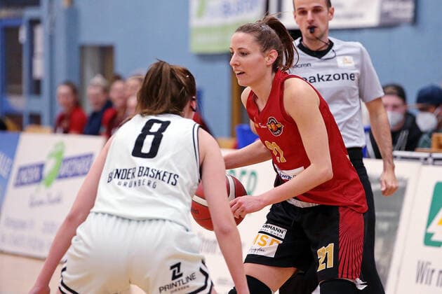 13 02 2021, xovx, Basketball Women, DBBL, 2 Bundesliga Nord, Bender Baskets Grünberg RheinLand Lions v l Elisa Mevius Bender Baskets Gruenberg , Eva Rupnik Rheinland Lions Grünberg Sporthalle Theo Koch Schule Hessen Deutschland DE
