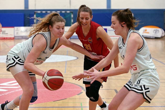 13 02 2021, xovx, Basketball Women, DBBL, 2 Bundesliga Nord, Bender Baskets Gruenberg RheinLand Lions v l Carlice Poelstra Bender Baskets Gruenberg , Eva Rupnik Rheinland Lions , Elisa Mevius Bender Baskets Gruenberg Gruenberg Sporthalle Theo Koch Schule Hessen Germany EN