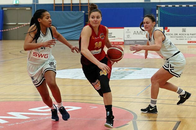 13 02 2021, xovx, Basketball Women, DBBL, 2 Bundesliga Nord, Bender Baskets Gruenberg RheinLand Lions v l Deijah Blanks Bender Baskets Gruenberg , Kimberly Pohlmann Rheinland Lions , Isabell Meinhart Bender Baskets Gruenberg Gruenberg Sporthalle Theo Koch Schule Hessen Germany EN