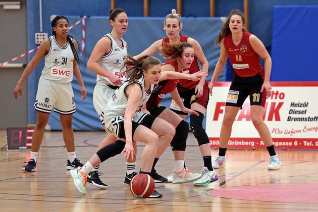 13 02 2021, xovx, Basketball Women, DBBL, 2 Bundesliga Nord, Bender Baskets Grünberg RheinLand Lions v l Deijah Blanks Bender Baskets Gruenberg , Isabell Meinhart Bender Baskets Gruenberg , Lynn Villwock Bender Baskets Gruenberg , Birte Thimm Rheinland Lions , Andela Katavic Rheinland Lions , Rowena Jongeling Rheinland Lions Grünberg Sporthalle Theo Koch Schule Hessen Deutschland DE