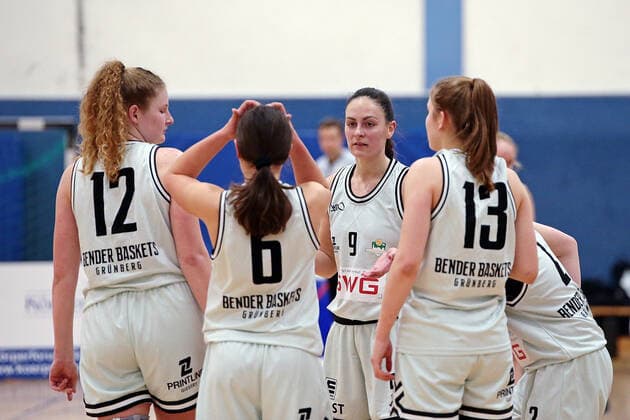 13 02 2021, xovx, Basketball Women, DBBL, 2 Bundesliga Nord, Bender Baskets Gruenberg RheinLand Lions v l Carlice Poelstra Bender Baskets Gruenberg , Nina Horvath Bender Baskets Gruenberg , Isabell Meinhart Bender Baskets Gruenberg , Lynn Villwock Bender Baskets Gruenberg , Cora Horvath Bender Baskets Gruenberg Grünberg Sporthalle Theo Koch Schule Hessen Germany EN