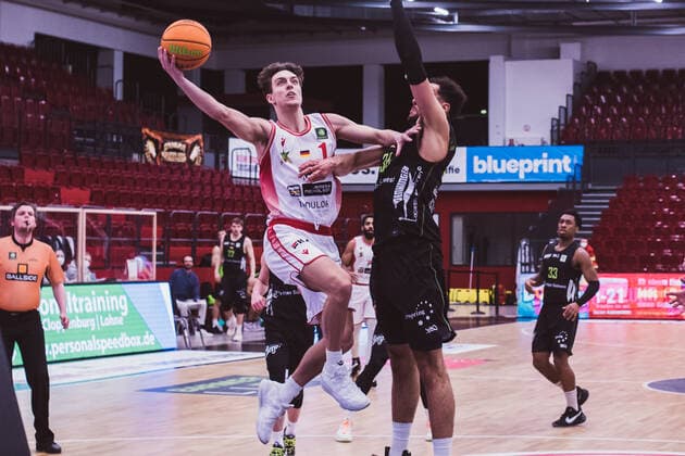ProA 21 Spieltag Artland Dragons vs TEAM EHINGEN URSPRING, 13 02 2021 Zachary Christopher Ensminger Artland Dragons, 1 , Akim Jamal Jonah TEAM EHINGEN URSPRING, 34 ProA 21 Spieltag Artland Dragons vs TEAM EHINGEN URSPRING on 13 02 2021 in Quakenbrueck Artland Arena , Germany, Copyright: xBEAUTIFULxSPORTS Neddermannx