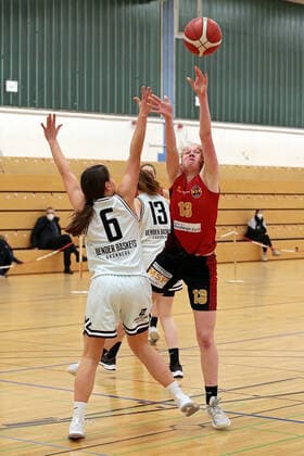 13 02 2021, xovx, Basketball Women, DBBL, 2 Bundesliga Nord, Bender Baskets Grünberg RheinLand Lions v l Nina Horvath Bender Baskets Gruenberg , Lynn Villwock Bender Baskets Gruenberg , Greta Kröger Rheinland Lions Grünberg Sporthalle Theo Koch Schule Hessen Germany DE