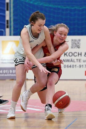 13 02 2021, xovx, Basketball Women, DBBL, 2 Bundesliga Nord, Bender Baskets Grünberg RheinLand Lions v l Elisa Mevius Bender Baskets Gruenberg , Greta Kröger Rheinland Lions Grünberg Sporthalle Theo Koch Schule Hessen Deutschland DE