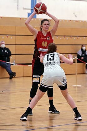 13 02 2021, xovx, Basketball Women, DBBL, 2 Bundesliga Nord, Bender Baskets Gruenberg RheinLand Lions v l Romy Bär Rheinland Lions , Lynn Villwock Bender Baskets Gruenberg Gruenberg Sporthalle Theo Koch Schule Hessen Germany EN