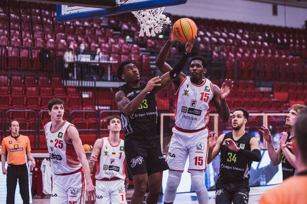 ProA 21 Matchday Artland Dragons vs TEAM EHINGEN URSPRING, 13 02 2021 De Quan Abrom TEAM EHINGEN URSPRING, 33 , Quadir Hassan Welton Artland Dragons, 15 ProA 21 Matchday Artland Dragons vs TEAM EHINGEN URSPRING on 13 02 2021 in Quakenbrueck Artland Arena , Germany, Copyright: xBEAUTIFULxSPORTS Neddermannx