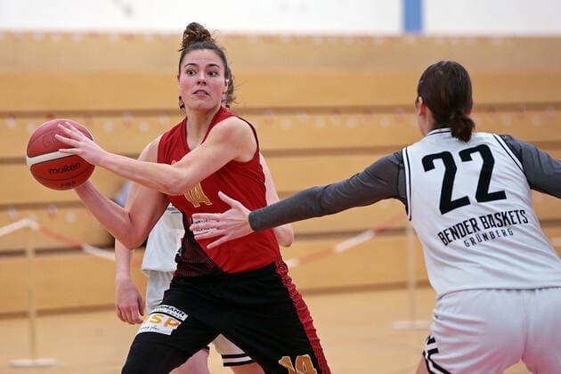 13 02 2021, xovx, Basketball Women, DBBL, 2 Bundesliga Nord, Bender Baskets Gruenberg RheinLand Lions v l Elisa Mevius Bender Baskets Gruenberg , Kimberly Pohlmann Rheinland Lions , Paula Kohl Bender Baskets Gruenberg Gruenberg Sporthalle Theo Koch Schule Hessen Germany EN